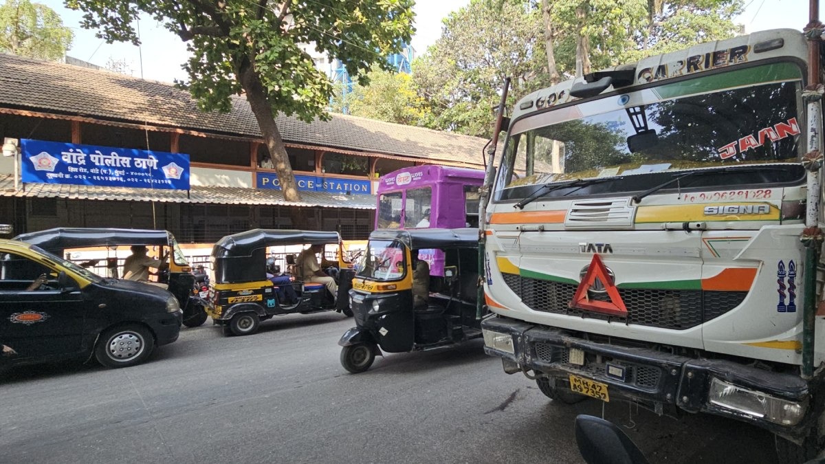 mumbai road accident bike rider died after hit by dumper in bandra police arrested driver1