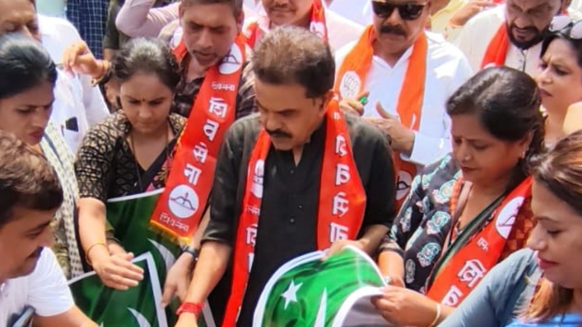 pahalgam baisaran valley terror attack shiv sena burnt pakistani flags in mumbai sanjay nirupam1