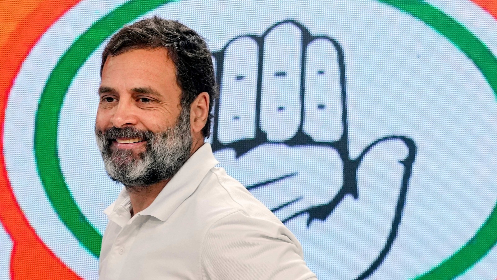 police sent notice to mumbai congress aicc in charge secretary hotel stay bill was not paid1
