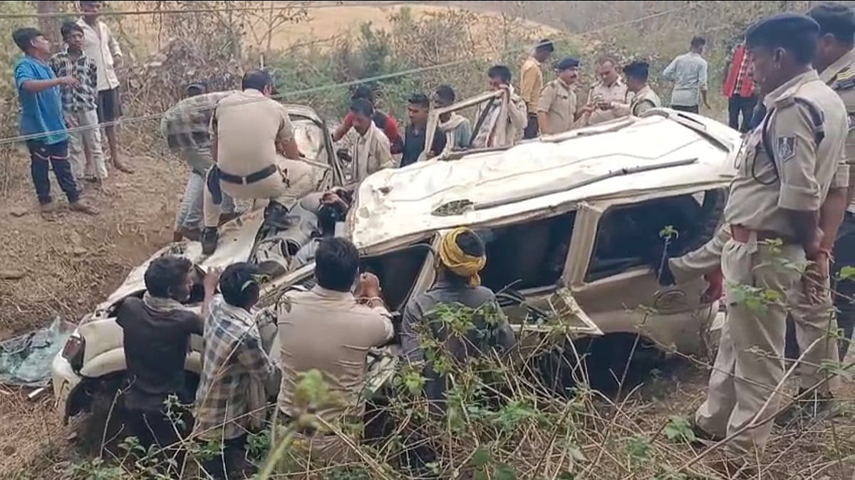 suv falls from bridge onto river bed in jabalpur 4 died1