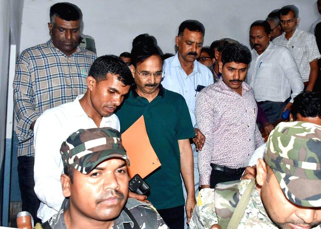 acb notice to 5 close associates of ias officer vinay kumar choubey in jharkhand1