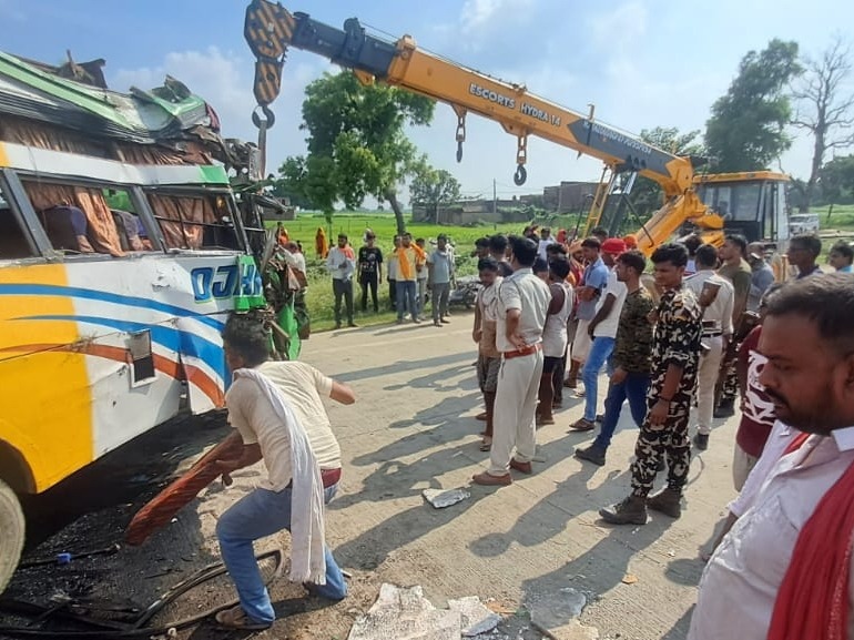 buxar school bus accident buxar children safe after collision