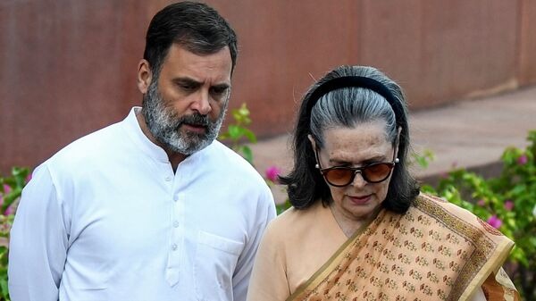 court issues notice to sonia gandhi and rahul gandhi in national herald money laundering case
