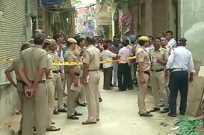 delhi 4 members of a family found unconscious in their house police investigating case1