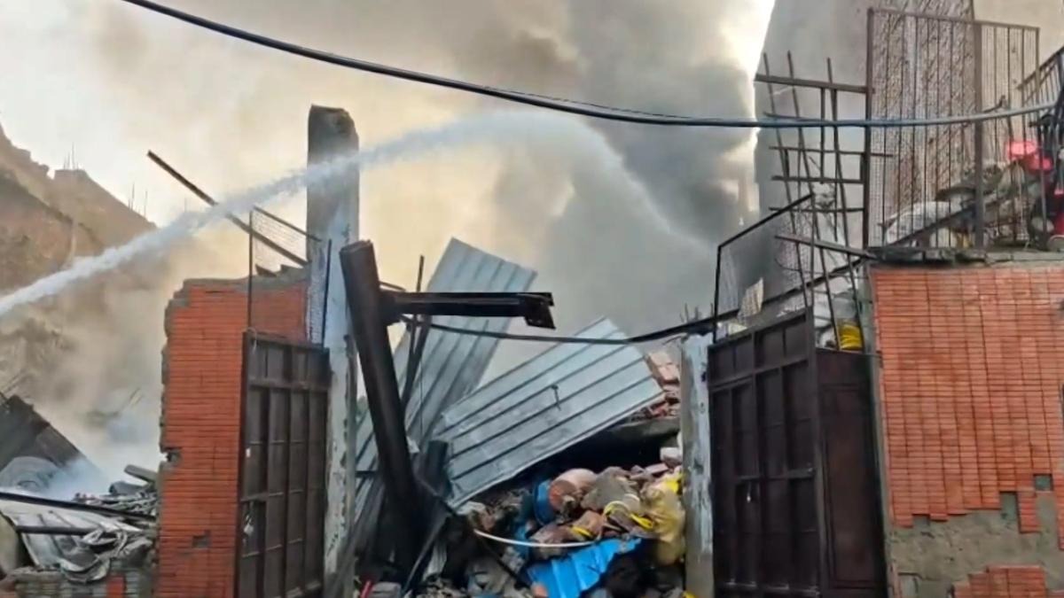 delhi fire broke out in bawana industrial area building collapsed due to blast1