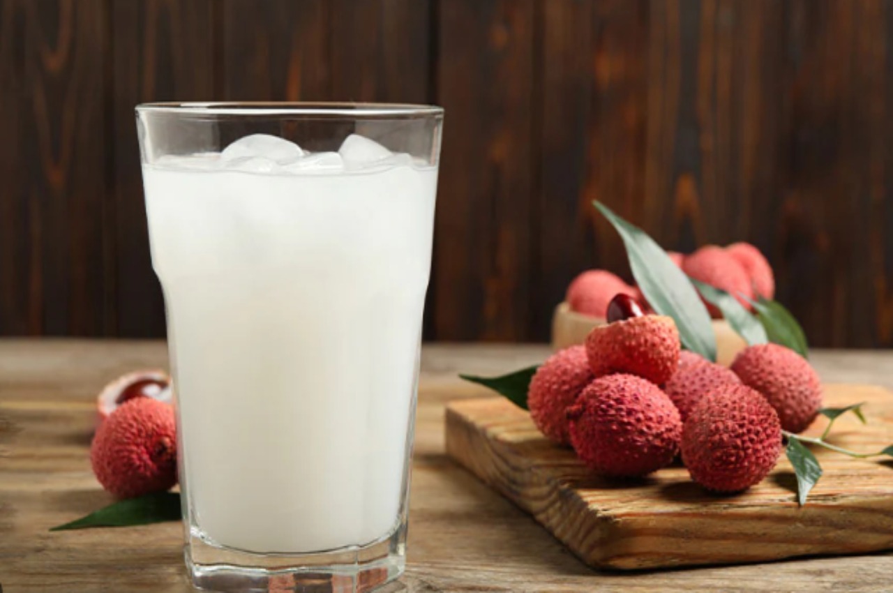 easy way to make litchi ka sharbat at home to serve the guests1