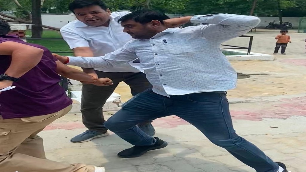 greater noida sadar tehsil accountant beat farmer video viral1