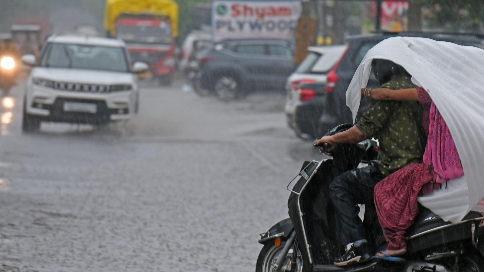 gujarat weather today rain and thunderstorm alert in 34 districts imd next 3 days weather