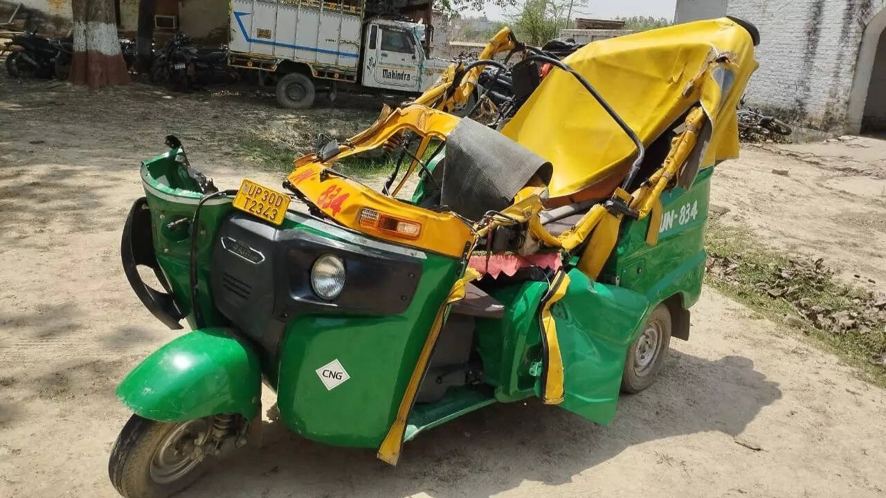 hardoi road accident auto collided with truck 6 people died 3 injured