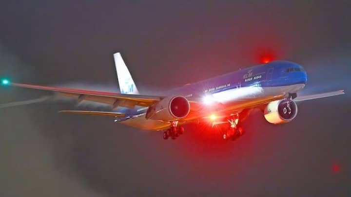 how many types of lights are there in airplane in what use do they come at nightpoiuytr