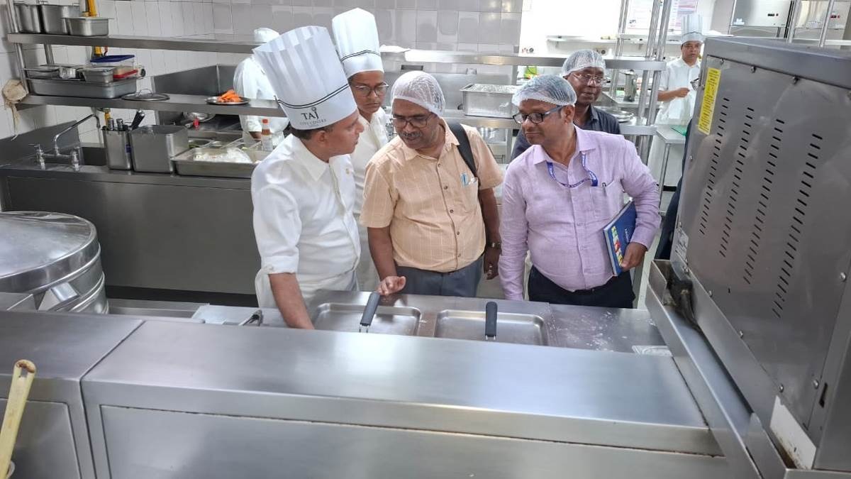 patna city raids were conducted in four big hotels of patna many irregularities were found including excessive use of oil1