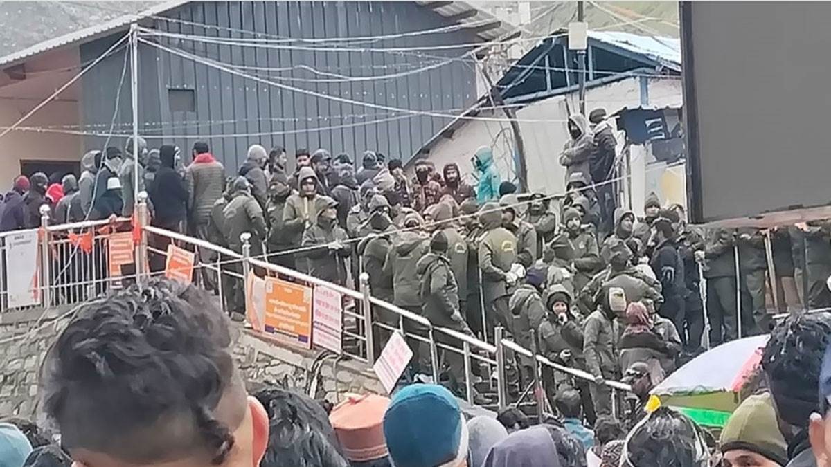 rudraprayag kedarnath vip darshan clash between helicopter staff and police1