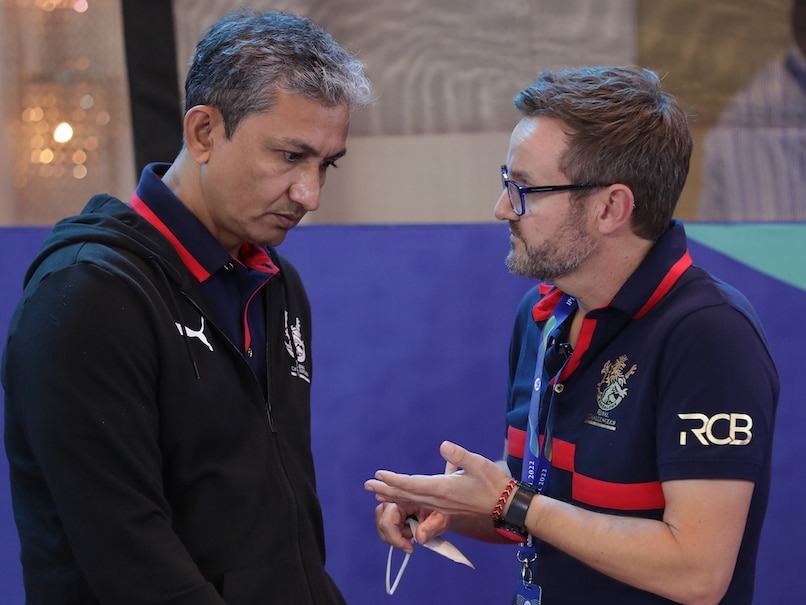 virat kohli friend in rcb mike hesson appointed new head coach of pakistan