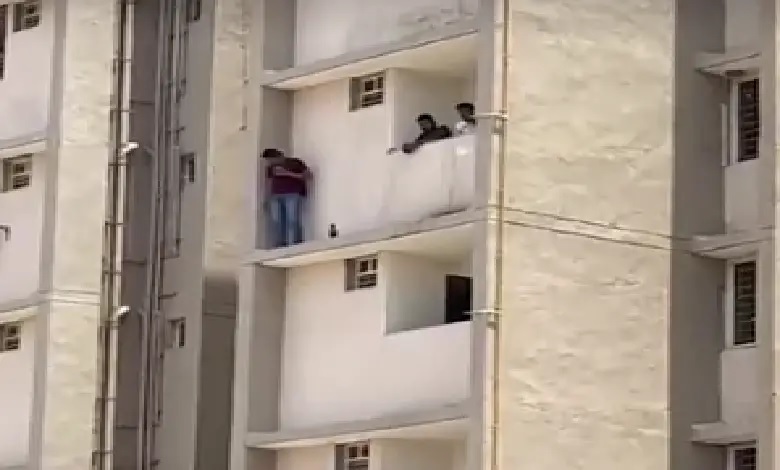 ahmedabad criminal drama threatened to jump off ledge when police reached take his custody also live stream video11