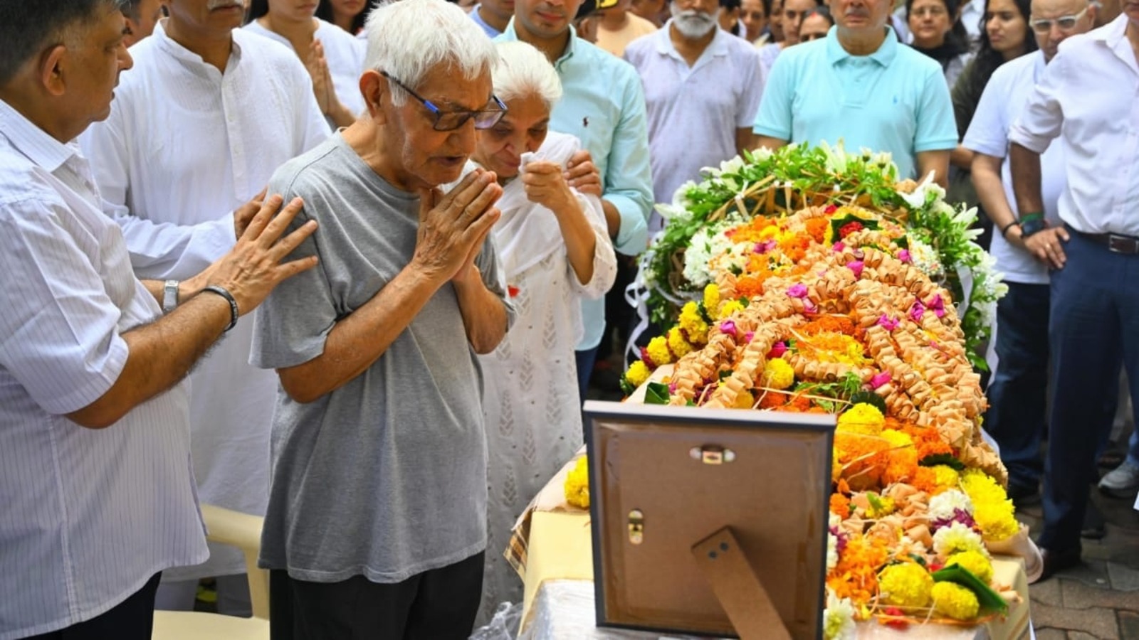 ahmedabad plane crash captain sumit sabharwal final journey father emotional moment last rites11