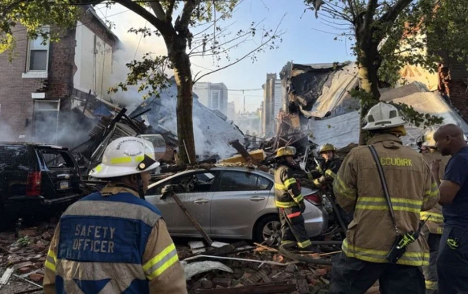 america huge explosion blast in philadelphia usa 1 dead many injured houses damaged111