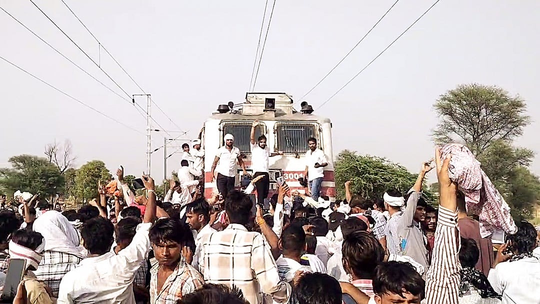 bharatpur news case filed against many agitators for stopping train in gurjar mahapanchayat11