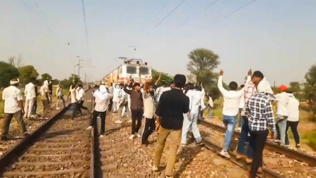 bharatpur news case filed against many agitators for stopping train in gurjar mahapanchayat22