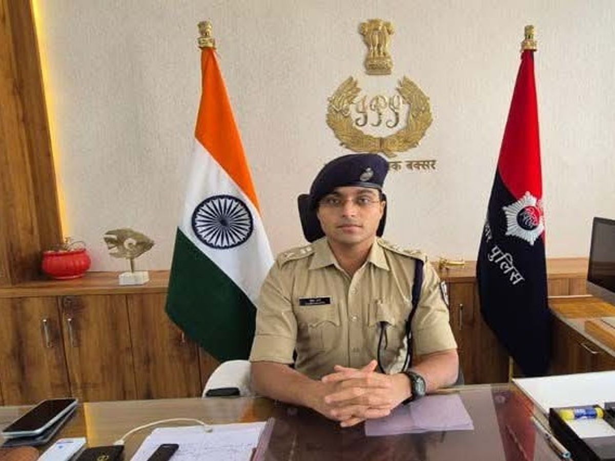 buxar sp shubham arya stopped salary of 100 policemen for negligence in duty11