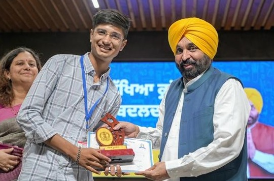 cm bhagwant mann honored 44 successful students of jee advanced said the state11