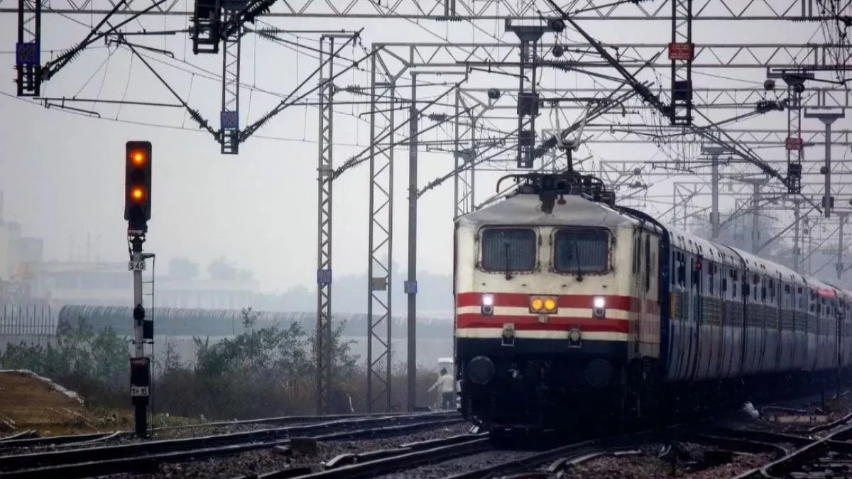 gorakhpur city 39 passengers traveling illegally on sapt kranti express in gorakhpur news11