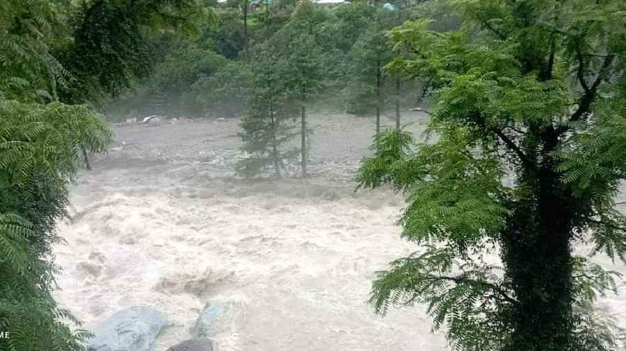 himachal pradesh kullu cloud burst sainj valley flood in jiva drain11
