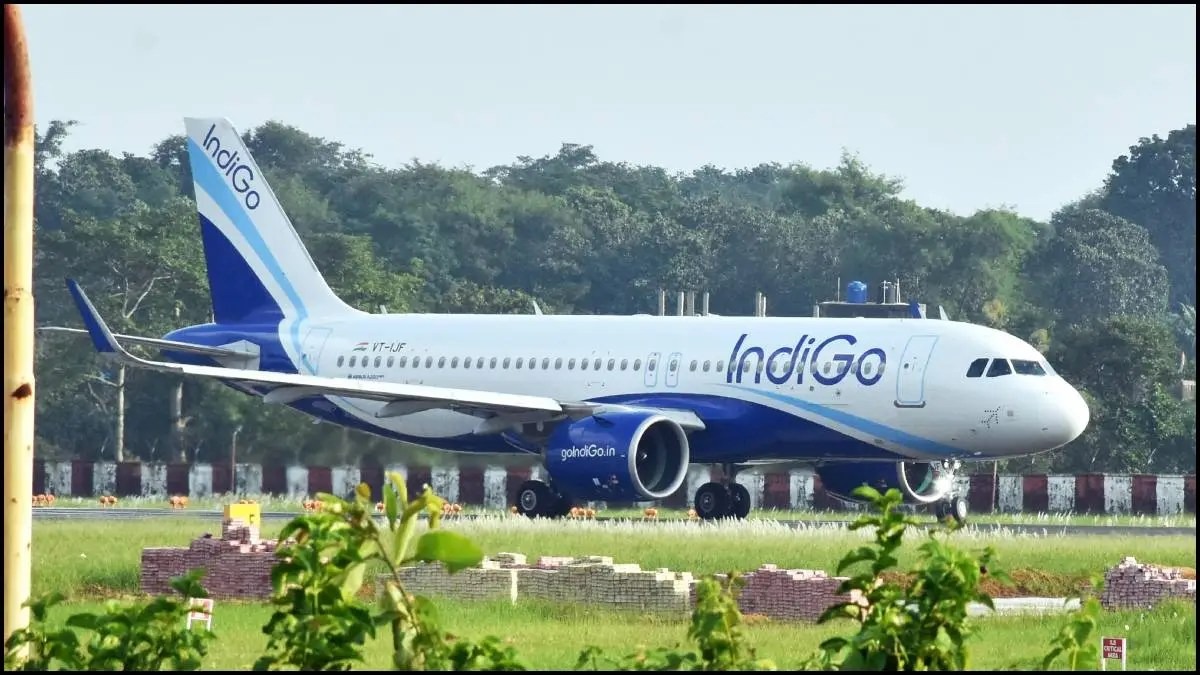 indigo flight emergency landing delhi leh11