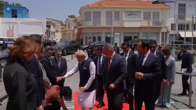 michaela kytherothi mhalpa touch feet narendra modi11