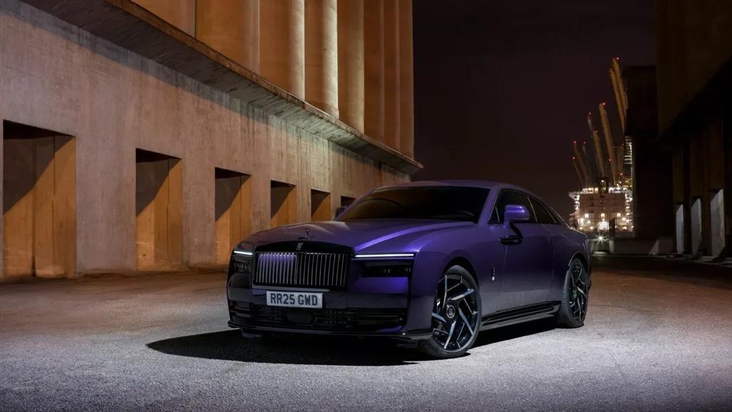 rolls royce spectre black badge launched in india with 500 km range and 9 crore 50 lakh price11