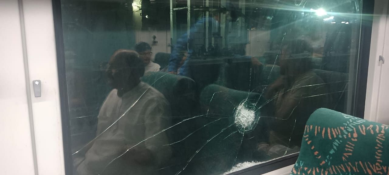 stones pelted on shatabdi express in datia and gwalior glass broken11