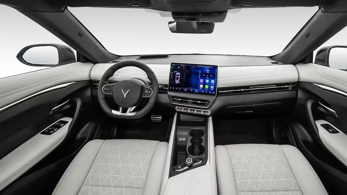 vinfast vf7 first drive review know premium features price and details11