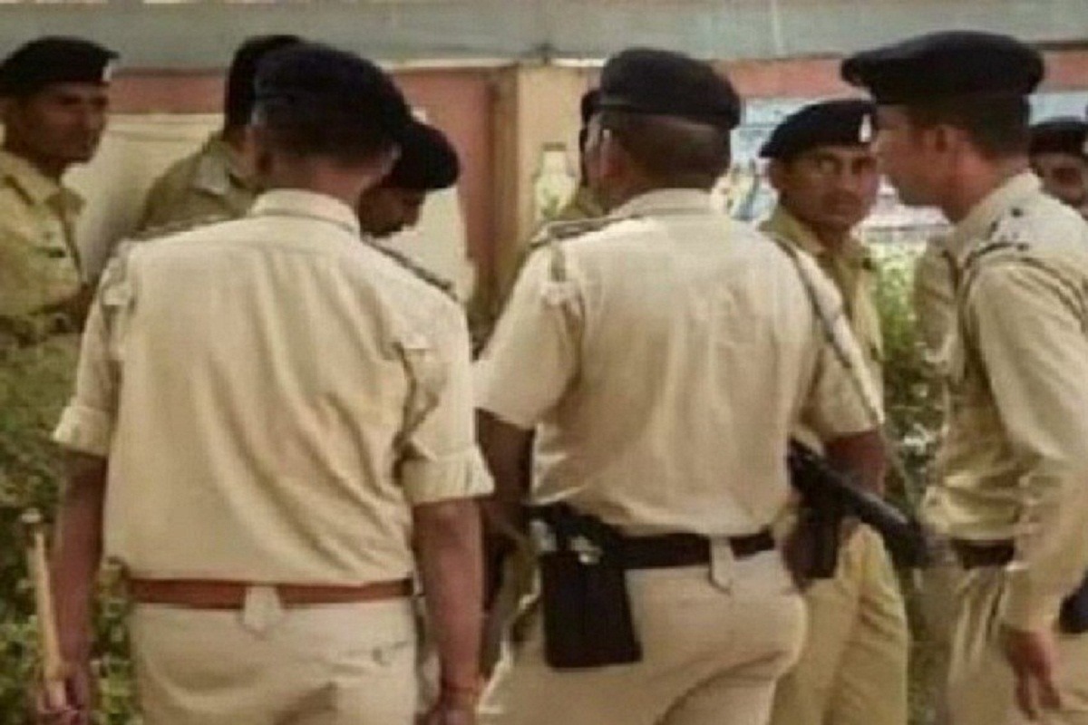 why do policemen remove their caps after seeing a dead body is this is a rule11