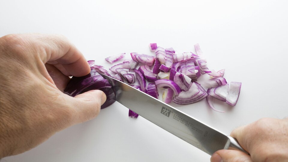 why do tears flow from the eyes while cutting onions understand its science in easy language11