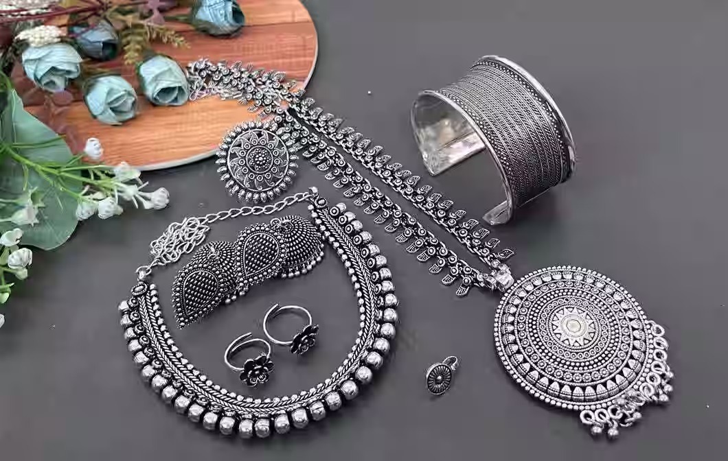 5 easy trick to remove blackness of silver jewellery at home2