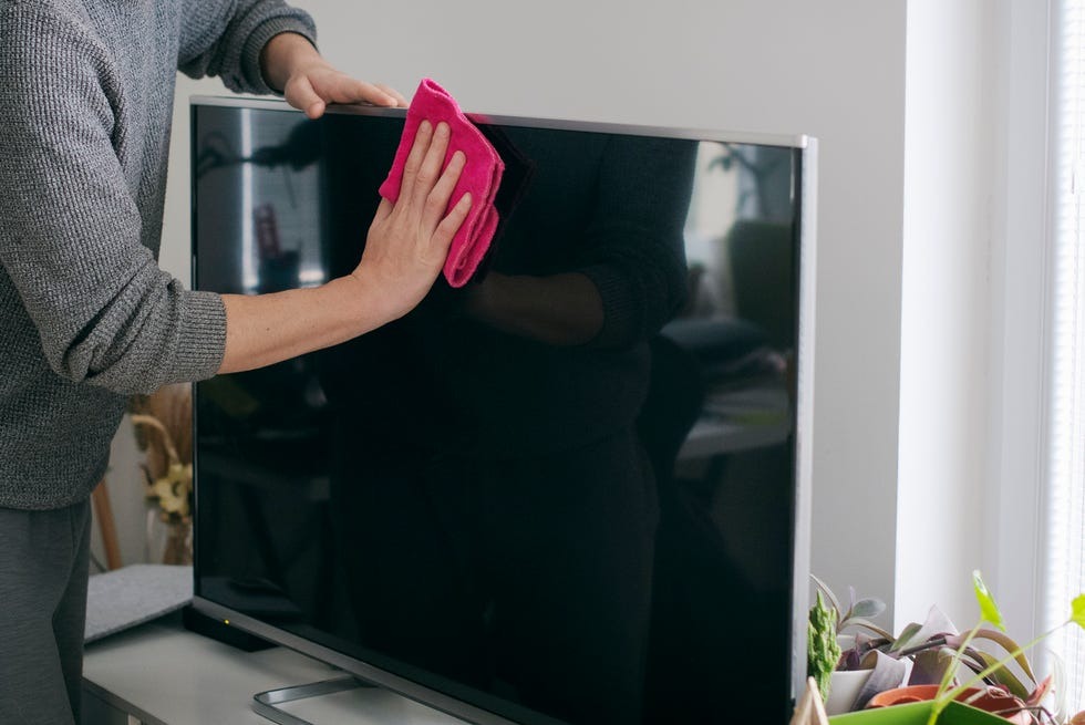 Never use these things to clean the TV screen know the smart way to clean it1