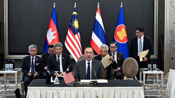 Talks between Thailand and Cambodia held in Malaysia both countries agreed on ceasefire1