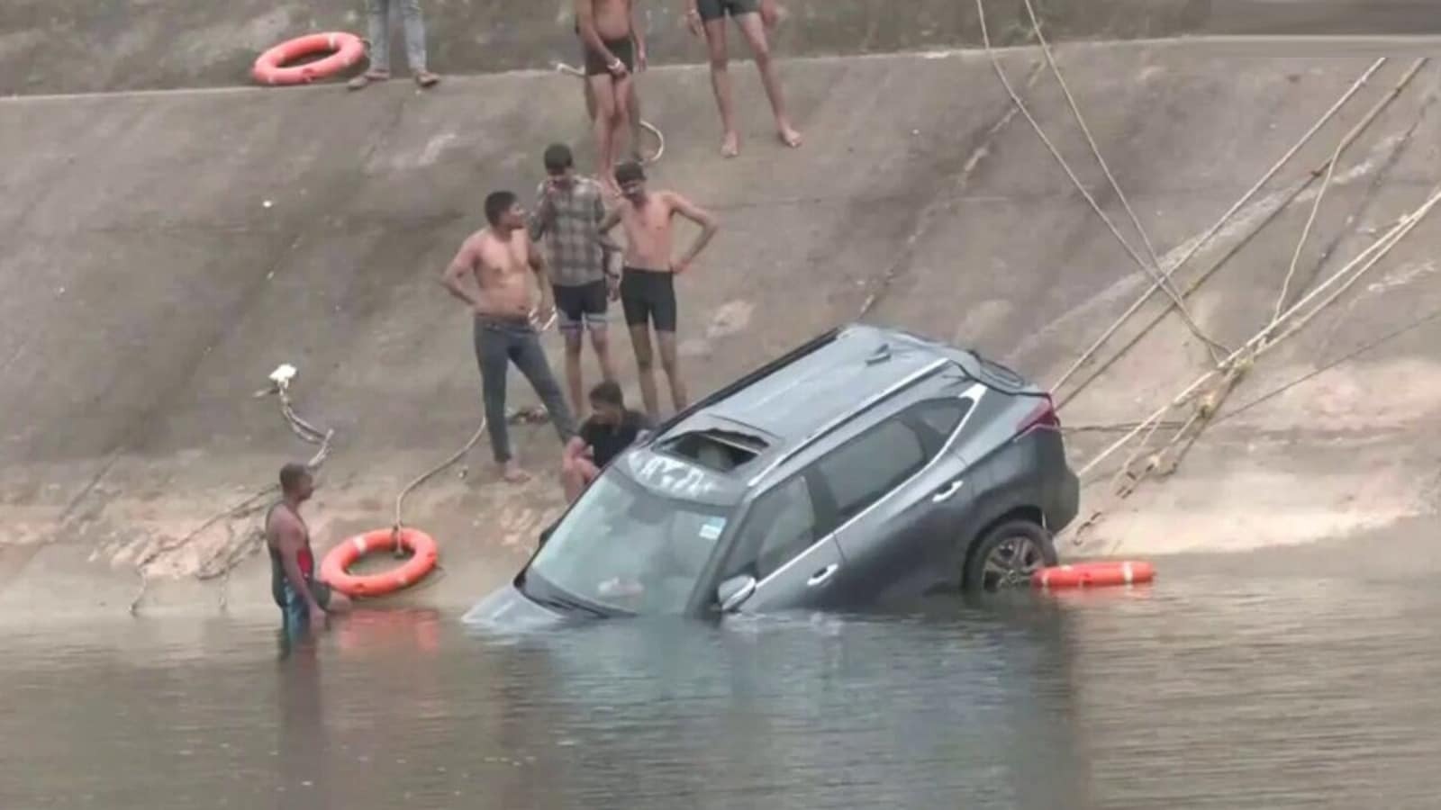 a car fell into a canal in gandhinagar gujarat two people were dead111
