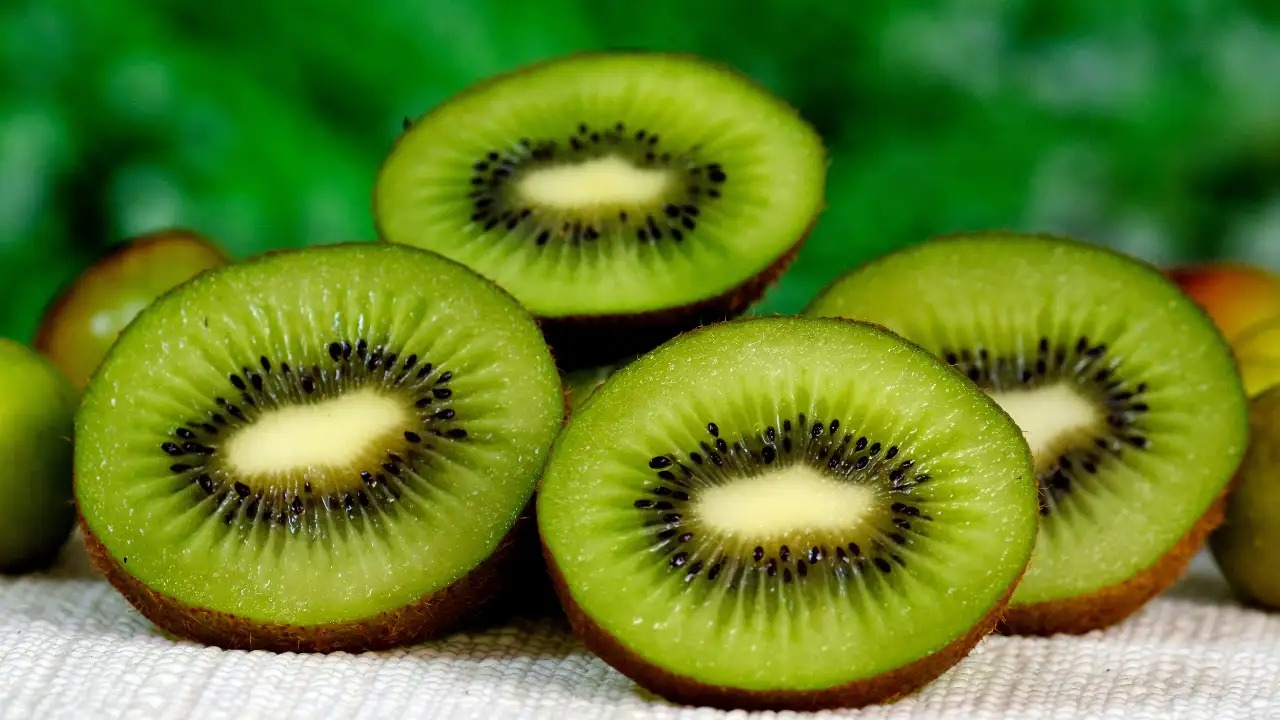 benefits of consuming two kiwis daily for digestion and other health benefits2