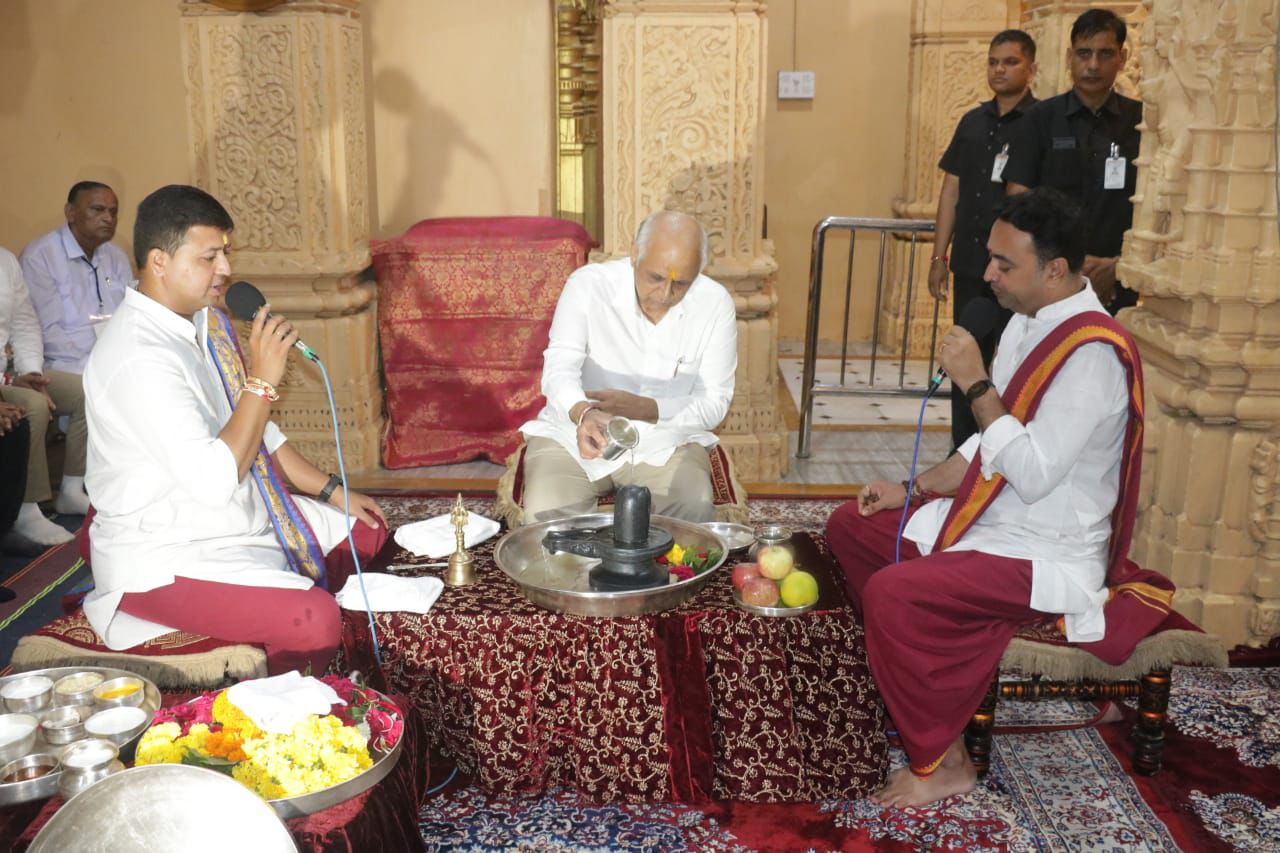 મુખ્યમંત્રી શ્રી ભૂપેન્દ્ર પટેલે પવિત્ર શ્રાવણ માસના અંતિમ સોમવારે સોમનાથ મહાદેવના દર્શન પૂજન કર્યા 2 Somnath 8